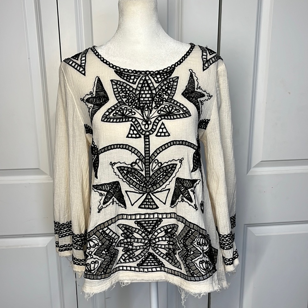 Free People New Romantics Bohemian top with black embroidery and raw fra…